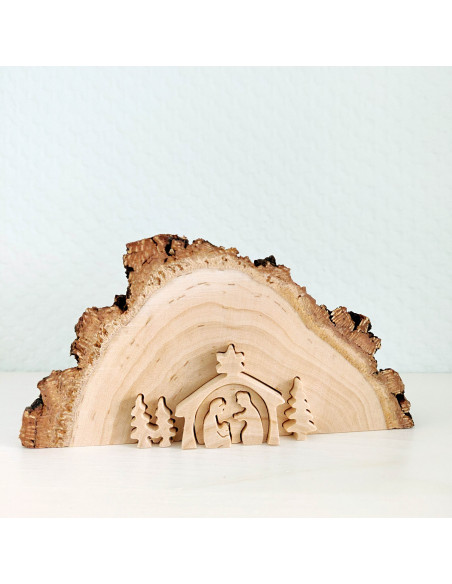 Miniatuur houtplak kerststal met bomen