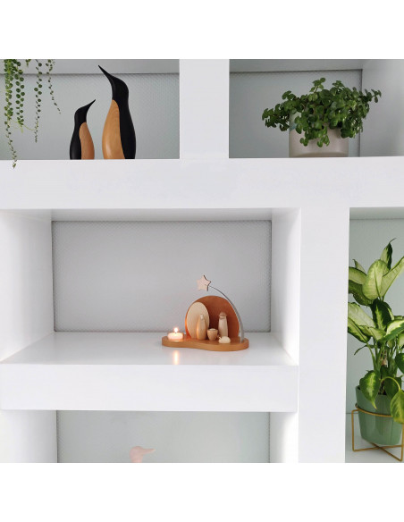 Moderne kerststal met kaarsje